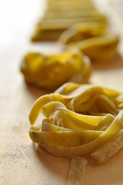 Tagliatelle al matcha con tartare di salmone