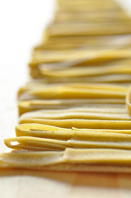 Tagliatelle al matcha con tartare di salmone