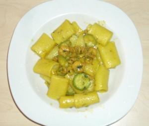 Mezze Maniche allo zafferano con zucchine e gamberetti