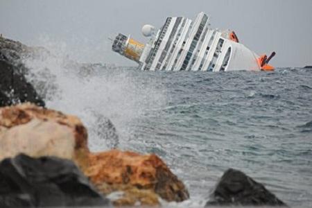Coincordia si muove evacuare soccorritori Concordia: la nave si muove, pericolo! Evacuare i soccorritori