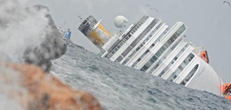 La Costa Concordia si muove a causa del mare grosso. Stop alle operazione di ricerca. Dieci i dispersi tedeschi