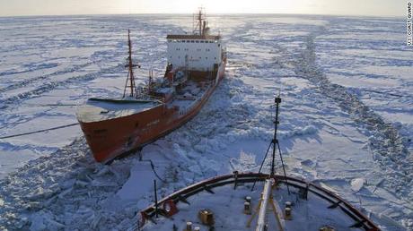 Dopo un lungo viaggio tra i ghiacci arriva il petrolio portato da una cisterna russa a una cittadina americana dell'Alaska