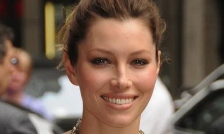 Oops Jessica Biel. Attenta al vestito!