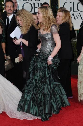 Golden Globes 2012: Madonna incespica su Jessica Biel e la sua gonna