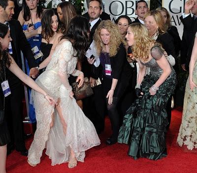 Golden Globes 2012: Madonna incespica su Jessica Biel e la sua gonna