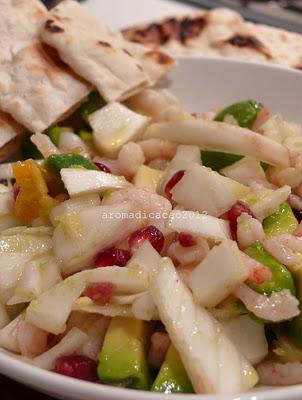 Insalata tiepida di Gamberetti, Finocchi, Avocado con focacette senza lievito.