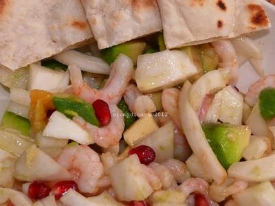 Insalata tiepida di Gamberetti, Finocchi, Avocado con focacette senza lievito.