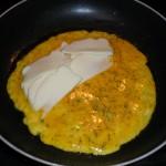 Omelette gustoso con mozzarella ed origano