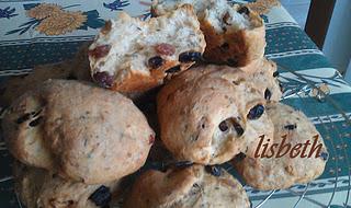 Panini all'olio con rosmarino, noci e uvetta