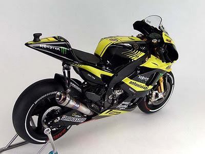 Yamaha YZR-M1 C.Edwards 2011 by Modulo