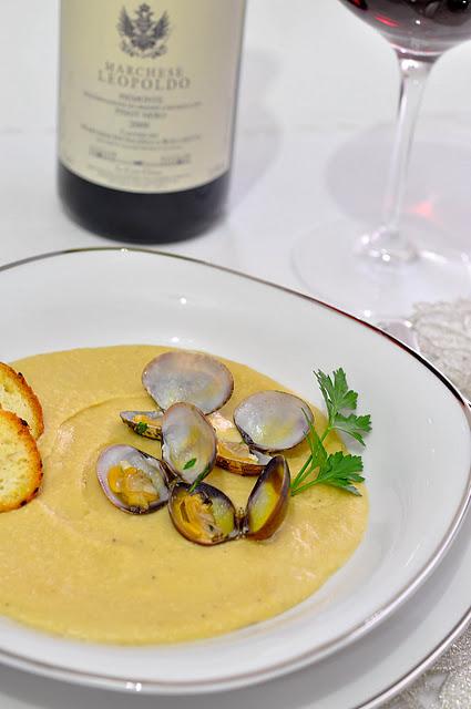 Vellutata di ceci con sautè di vongole e crostino di pane alle mandorle