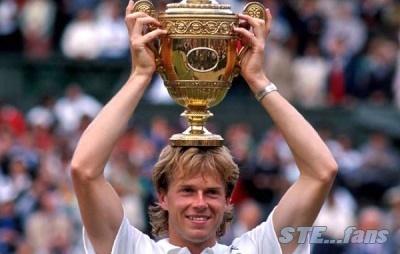Stefan Edberg con la coppa del torneo di Wimbledon del 1990