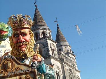 Acireale: un carnevale tra fiori e carri allegorici