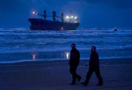 Nave filippina rompe l'ancora e si incaglia davanti a una spiaggia olandese