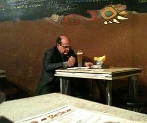 Bersani, fotografato da solo in un bar davanti ad una birra ed un foglio mentre sta,forse,  scrivendo qualcosa  fa il giro del web. Scatena  il moralismo, ignorante e l’ironia pellegrina.