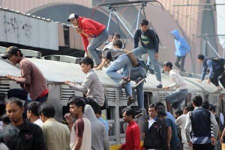 si viaggia sui tetti 2 Indonesia: il treno è affollato? Allora viaggio sul tetto! | FOTO