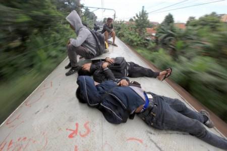 si viaggia sui tetti 4 450x300 Indonesia: il treno è affollato? Allora viaggio sul tetto! | FOTO