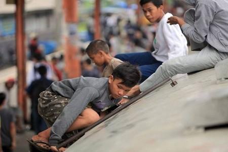 si viaggia sui tetti 1bis Indonesia: il treno è affollato? Allora viaggio sul tetto! | FOTO
