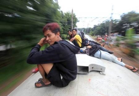 si viaggia sui tetti 5 450x312 Indonesia: il treno è affollato? Allora viaggio sul tetto! | FOTO