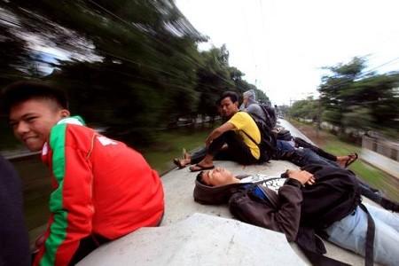 si viaggia sui tetti 1  Indonesia: il treno è affollato? Allora viaggio sul tetto! | FOTO