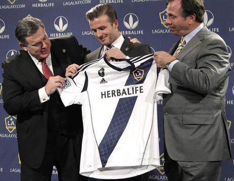 Calcio, Usa: Beckham svela la nuova maglia dei Galaxy per la stagione 2012. Torna la diagonale