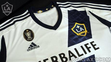 Calcio, Usa: Beckham svela la nuova maglia dei Galaxy per la stagione 2012. Torna la diagonale