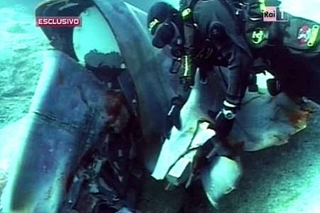 scoglio 1 Costa Concordia: ecco lo scoglio su cui si è squarciata la fiancata la nave | FOTO SUB