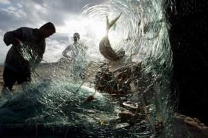 Napoli: tenta di abusare bimba 7 anni. Bloccato da pescatori