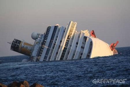 costa concordia inclinata1 Costa Concordia: trovato il corpo di una donna. Gabrielli dichiara: “L’ambiente intanto è già contaminato”