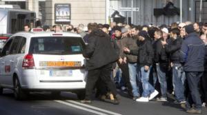 Milano: tassista prende cliente. Aggredito da colleghi