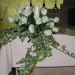 candele, rose e edera variegata
