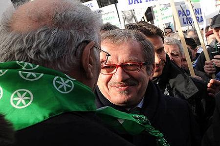 Manifestazione lega a milano 4 Milano manifestazione Lega in Duomo contro il governo con i “Bossi Bobo boys” | FOTO MANIFESTAZIONE