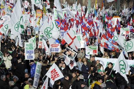 Manifestazione lega a milano 3 Milano manifestazione Lega in Duomo contro il governo con i “Bossi Bobo boys” | FOTO MANIFESTAZIONE