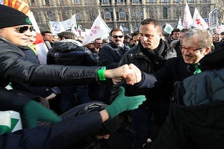 Manifestazione lega a milano 2 Milano manifestazione Lega in Duomo contro il governo con i “Bossi Bobo boys” | FOTO MANIFESTAZIONE