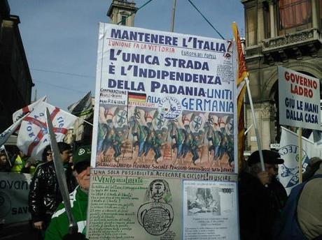 Manifestazione leghista: Bandiera italiana rimossa per ‘ordine pubblico’