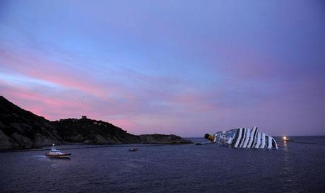 Costa Concordia: forse il via stasera allo svuotamento del carburante. Trovato il corpo di un'altra donna