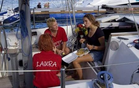 circumnavigatrice a 16 anni 6 450x284 Ragazza olandese di 16 anni ha circumnavigato la Terra in solitaria! | FOTO