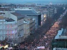 Budapest piazza contro eurobanchieri, giornali italiani censurano notizia
