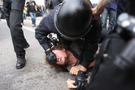 rivoluzione cittadino polizia 450x300 Perchè non scoppia la rivoluzione in Italia?
