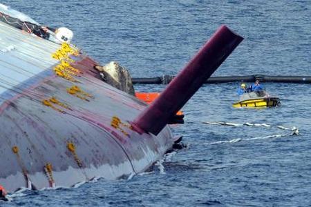 sub Costa Concordia3 Costa Concordia: triste bilancio con 16 vittime e 22 24 dispersi. Al via svuotamento serbatoi | FOTO SUB alla ricerca