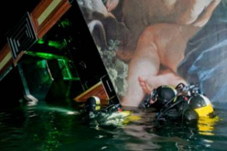 sub Costa Concordia 2 Costa Concordia: triste bilancio con 16 vittime e 22 24 dispersi. Al via svuotamento serbatoi | FOTO SUB alla ricerca