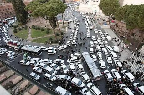 UN FLASH-MOB CONTRO I TAGLI AL TRASPORTO PUBBLICO