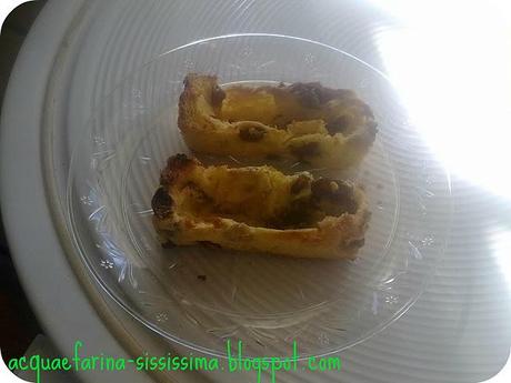 ...bruschettine di panettone con marmellata di cipolle rosse e melograno...