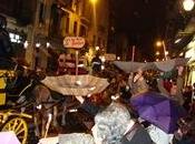 Pioggia caramelle sulle strade Gracia: festa Medir