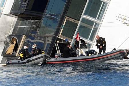 sub Costa Concordia 4 Costa Concordia: triste bilancio con 16 vittime e 22 24 dispersi. Al via svuotamento serbatoi | FOTO SUB alla ricerca
