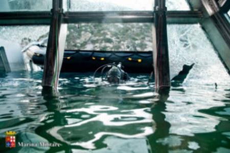 sub Costa Concordia 7 Costa Concordia: triste bilancio con 16 vittime e 22 24 dispersi. Al via svuotamento serbatoi | FOTO SUB alla ricerca