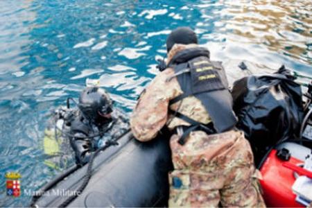 sub Costa Concordia 8 Costa Concordia: triste bilancio con 16 vittime e 22 24 dispersi. Al via svuotamento serbatoi | FOTO SUB alla ricerca