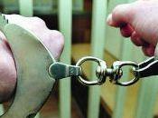 Napoli: detenuti derubati agente. patteggia anni