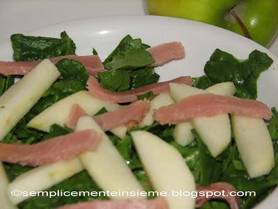 Insalata di spinaci freschi, mela verde e prosciutto crudo