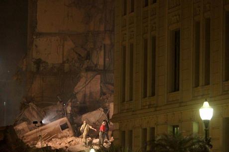 Crollano tre palazzi in pieno centro a Rio de Janeiro: uno era un grattacielo di 20 piani. Morti e dispersi